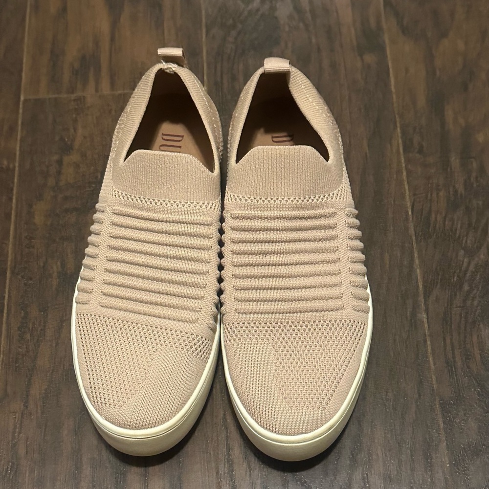 Dunes memory foam white size 6 sneaker. Breathable fabric . Very Comfortable